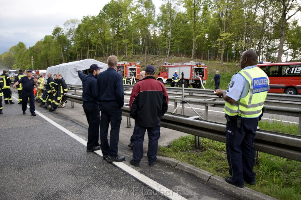 VU Gefahrgut LKW umgestuerzt A 4 Rich Koeln Hoehe AS Gummersbach P107.JPG - Miklos Laubert